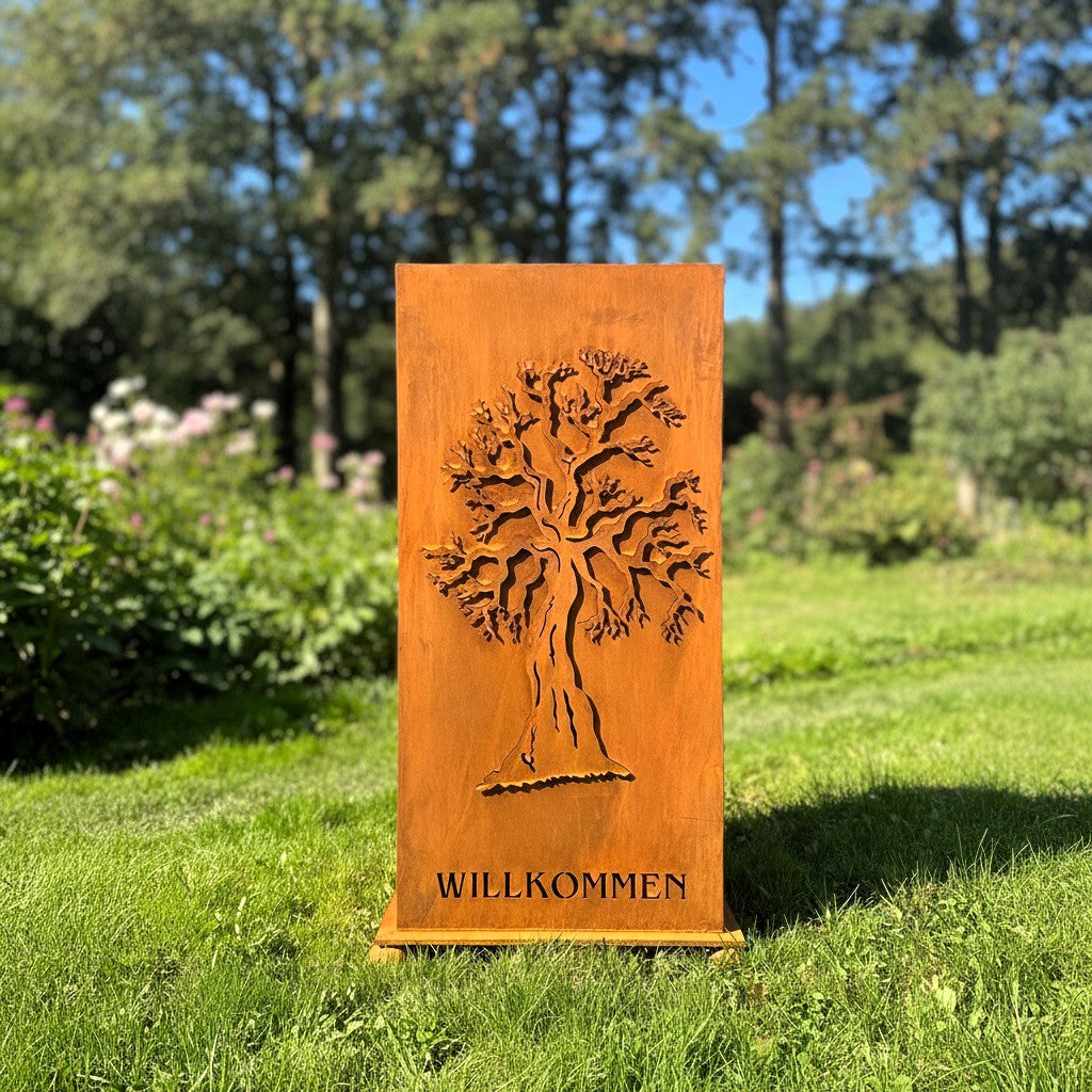 Säule mit Baum-Motiv „Herzlich Willkommen”